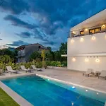 Mara M 4 Heated Pool And Whirpool Lägenhet Omišalj