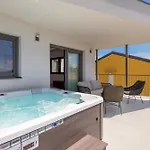 Mara M 4 Heated Pool And Whirpool Omišalj