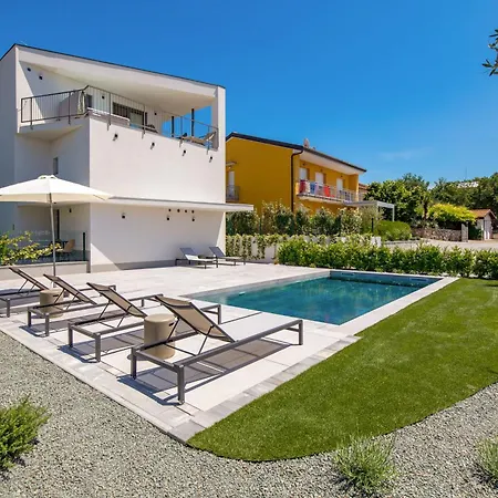 Mara M 4 Heated Pool And Whirpool * Omišalj