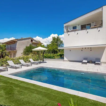 Mara M 4 Heated Pool And Whirpool Appartement Omišalj