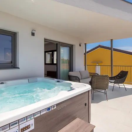 Mara M 4 Heated Pool And Whirpool Omišalj