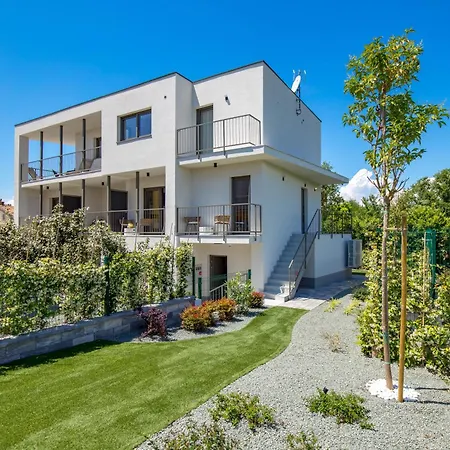 Mara M 4 Heated Pool And Whirpool Omišalj