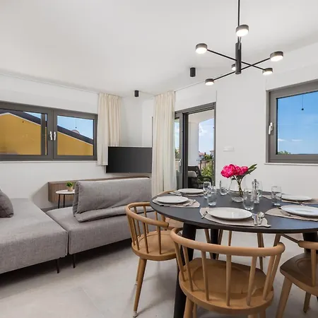 Mara M 4 Heated Pool And Whirpool * Omišalj